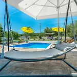 House Marina With Pool Casa de Férias