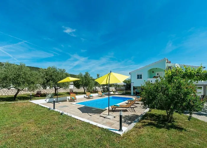 House Marina With Pool