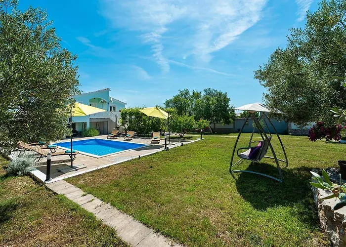 House Marina With Pool بيت للعطل Sukošan