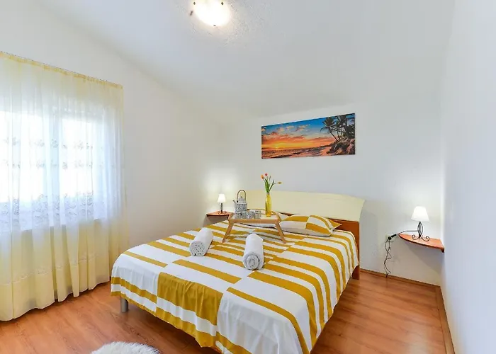 بيت للعطل House Marina With Pool Sukošan