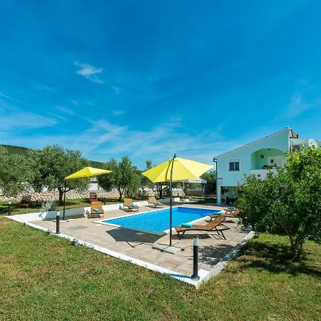 House Marina With Pool