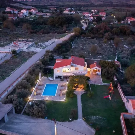 House Marina With Pool Holiday home *